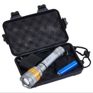 Zoomable rechargeable 1000 lumens flashlight kit